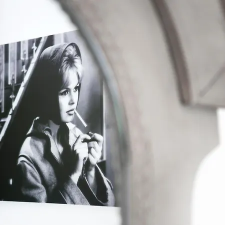 The Divine Βερμπάνια