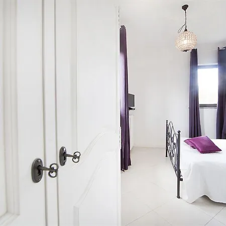 The Divine Βερμπάνια