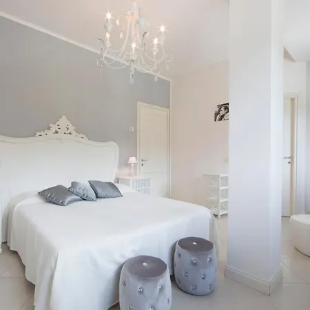 The Divine Βερμπάνια